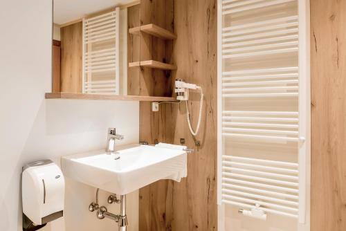 德弗雷根谷地圣雅各布艾鹏纳斯陶弗佐维特酒店的浴室配有白色水槽和卫生间。
