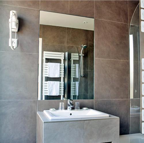 巴黎阿尔纳酒店的一间带水槽和镜子的浴室