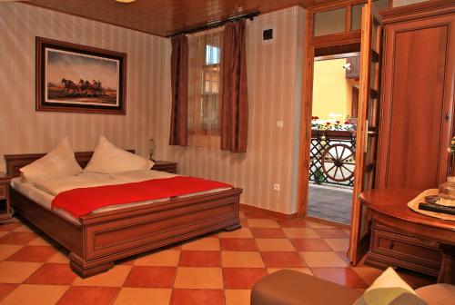 瑙吉考尼饶贝伦尼汽车旅馆的一间卧室配有一张床和一张桌子