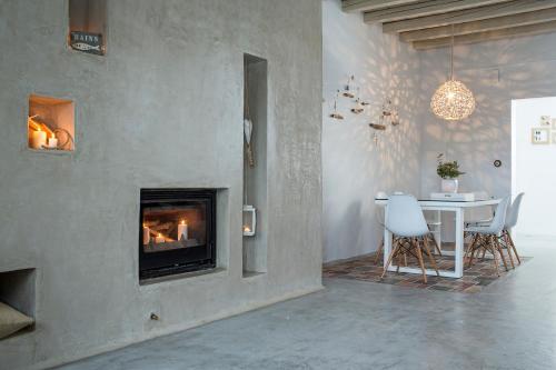 阿斯提帕莱亚镇梅洛格拉诺别墅的客厅配有桌子和壁炉