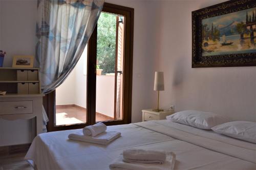 阿莫利亚尼岛Marvelous Sea View Eco Apt的卧室配有白色的床和2条毛巾