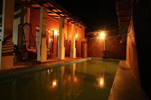 马特莱种植园度假酒店的夜间在房子里的一个游泳池