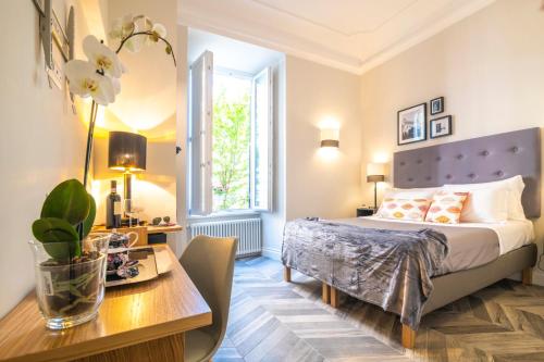 罗马Eccelso Hotel的一间卧室配有一张床、一张桌子和一张书桌