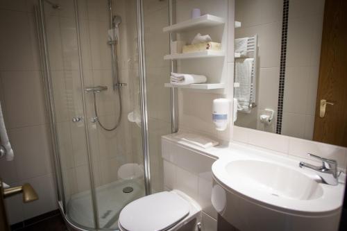 斯洪保因霍泰罗赛酒店的带淋浴、卫生间和盥洗盆的浴室