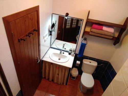拉斯内格拉斯Bonito apartamento的一间带水槽和卫生间的小浴室