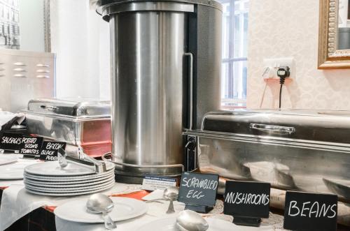 格拉斯哥安吉尔酒店的厨房在柜台上摆放盘子和勺子