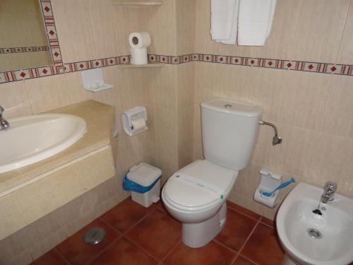 阿尔图拉Alagoa Azul II的浴室配有白色卫生间和盥洗盆。