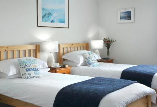 布德Surf Haven的一间卧室配有两张床和两个枕头