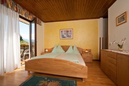 滨湖席弗灵温叮戈尔膳食公寓酒店的一间带大床的卧室和一个阳台