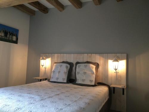 Crouy-sur-CossonLa Haute Bédinière的一间卧室配有一张大床和两个枕头