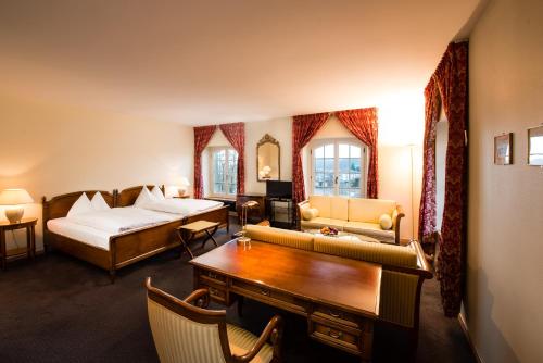 布格多夫斯塔德豪斯酒店的酒店客房设有一间带一张床和一张书桌的卧室