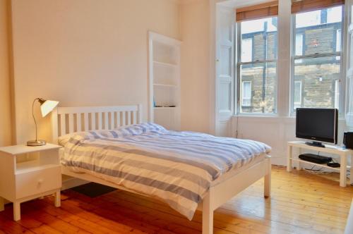 One Bedroom Flat With Box Room In Edinburgh客房内的一张或多张床位