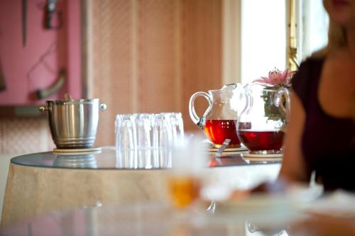 查尔斯顿约翰拉特利奇楼酒店的坐在桌子旁的女人,拿着两杯酒
