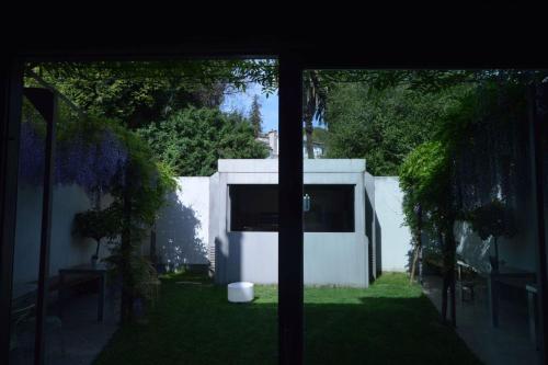 圣地亚哥－德孔波斯特拉游客布兰科公寓酒店的享有庭院和白色建筑景致的窗户