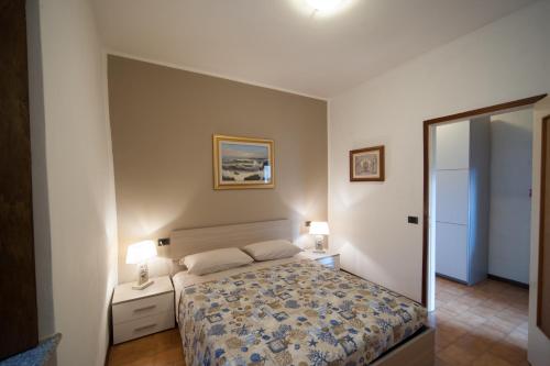 阿巴迪亚拉里亚纳Casa vacanze da Carla的一间卧室配有一张床、两盏灯和一面镜子