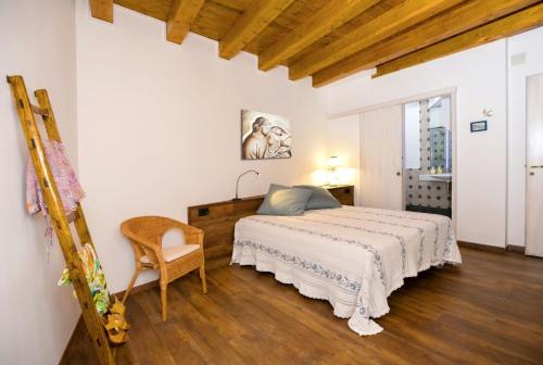 莫塔卡玛斯特拉Casa di Nonno Mariano的一间卧室配有一张床和一把椅子