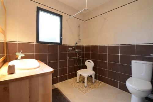 MontrodatLauz'oustal的一间带水槽和卫生间的浴室以及窗户。