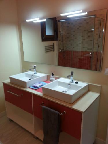 比略斯拉达德卡梅罗斯Casa Rural el Rincon de Maria的一间带两个盥洗盆和大镜子的浴室