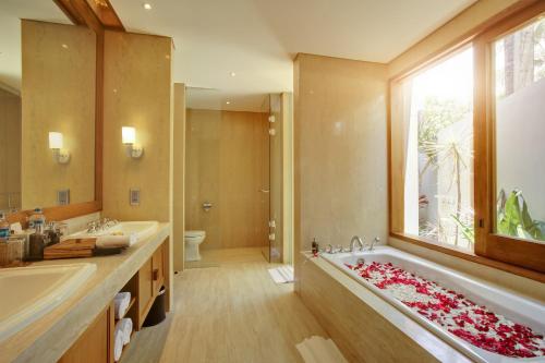 塞米亚克科诺科尼别墅的一间带大浴缸和大窗户的浴室