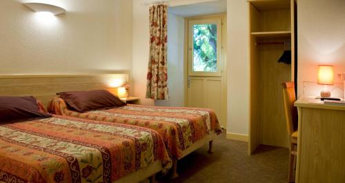 Saint-Martin-sous-VigourouxHotel De La Poste的酒店客房设有两张床和窗户。