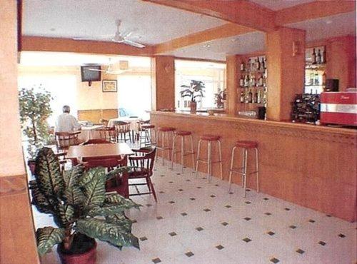 贝尼多姆艾瑞斯酒店的餐厅设有酒吧和桌椅