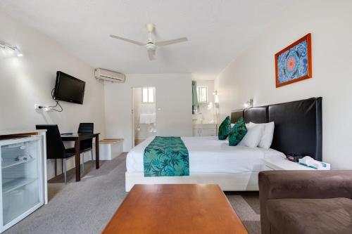 科夫斯港科夫斯港太平洋棕榈汽车旅馆的配有一张床和一张书桌的酒店客房