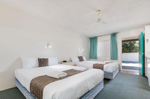 科夫斯港科夫斯港太平洋棕榈汽车旅馆的酒店客房设有两张床和窗户。