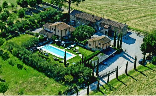 VillastradaLe More E I Gelsomini的享有带游泳池的房屋的空中景致