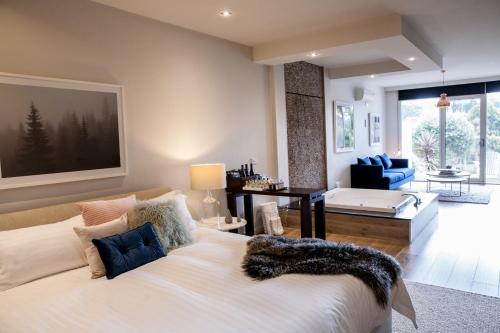 雷德山波尔佩罗别墅的一间带白色大床的卧室和一间客厅