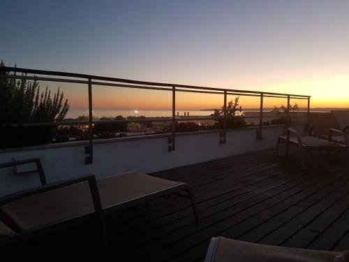 阿尔沃尔Alvor Ria Apartment的日落时分享有海洋美景的阳台