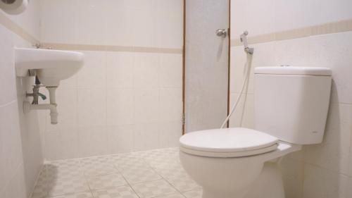 库塔彭杜克米拉酒店的白色的浴室设有卫生间和水槽。