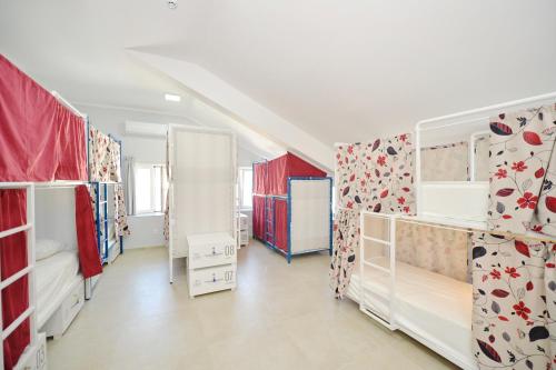普帕旅舍客房内的一张或多张双层床