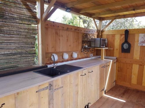 维亚斯Analaya的小木屋内的厨房设有水槽