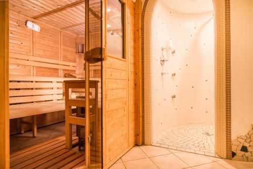 马莱斯韦诺斯塔圣迈克尔运动酒店的一间客房内的带淋浴设施的桑拿浴室