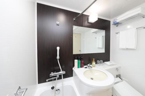 草津町21号酒店的一间带水槽、卫生间和镜子的浴室