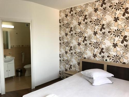康斯坦察Vila Hestia的一间卧室配有一张华丽壁纸床