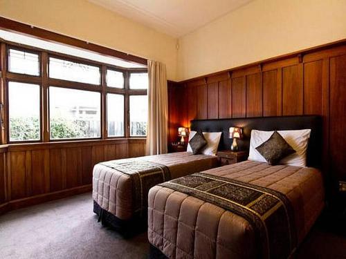 基督城克拉伦斯度假屋的酒店客房设有两张床和窗户。