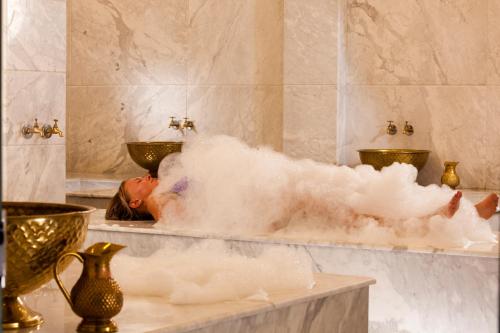 沙姆沙伊赫卡米里翁俱乐部度假村的一个人在浴缸里装满泡沫
