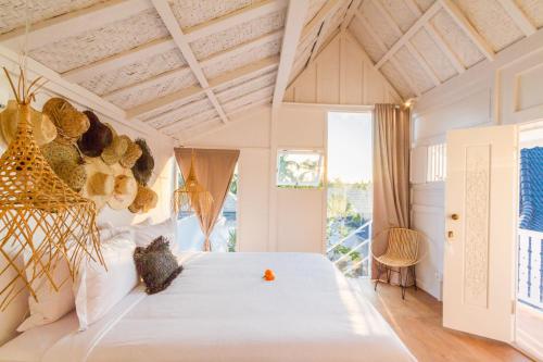 塞米亚克Villa M by Alfred in Bali的卧室配有一张白色大床