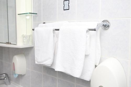 戈斯皮奇安娜酒店的浴室提供挂在毛巾架上的白色毛巾
