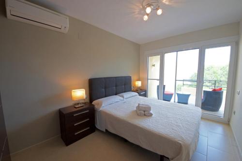 安波拉Cui Bono的一间卧室设有一张大床和一个窗户。