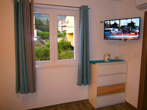 科米扎Room Vilma的客房设有窗户,墙上配有电视