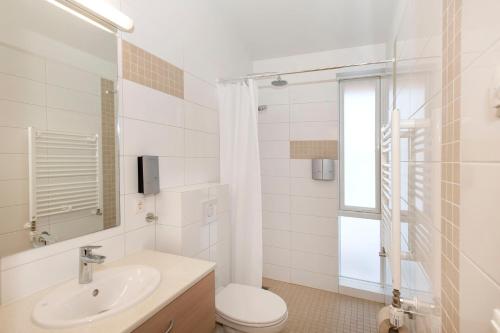 惠拉盖尔济埃尔德斯塔酒店的白色的浴室设有卫生间和水槽。