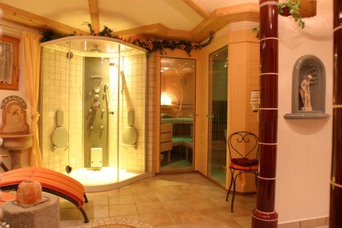 弗林肯贝格Appartements Familie Eberharter的带淋浴的浴室和玻璃门