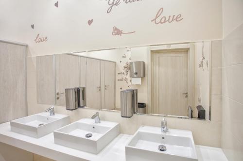 利佩茨克Bishotel的一间带两个盥洗盆和大镜子的浴室