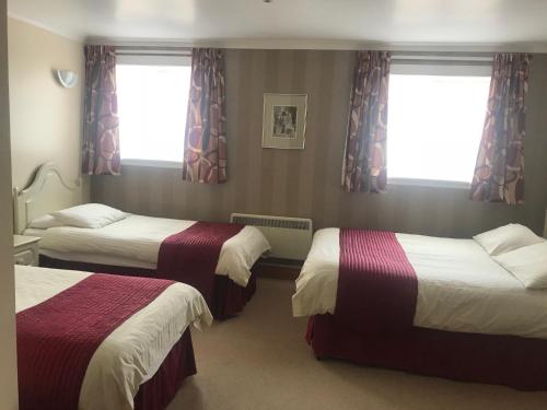 洛赫吉尔普黑德Empire Travel Lodge的酒店客房带两张床和两个窗户