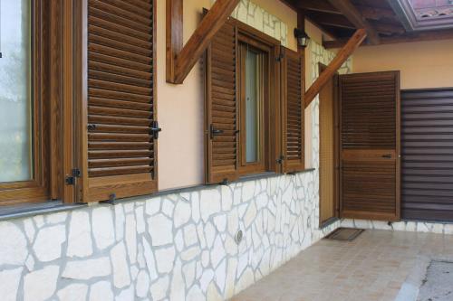 PianilloCasa Marilì的外墙上设有木制百叶窗的房子