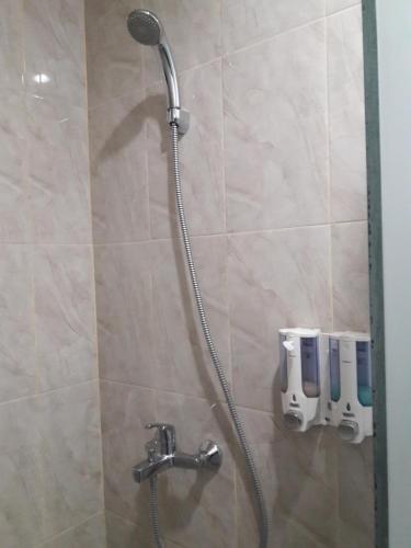 马塔兰普济民宿的浴室内配有淋浴和头顶淋浴
