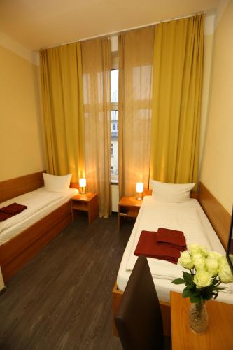 柏林艾科尼格施酒店的酒店客房带两张床和花瓶