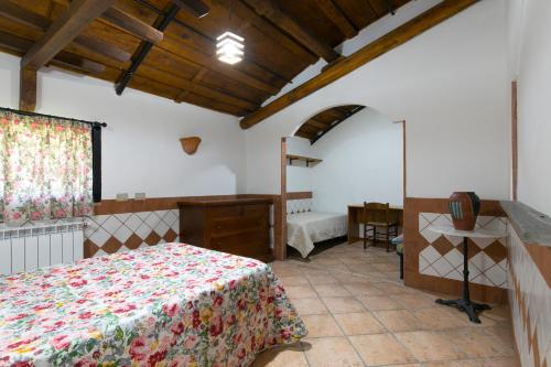 Castel di DecimaCountry Apartments的一间卧室配有一张床和一个梳妆台
